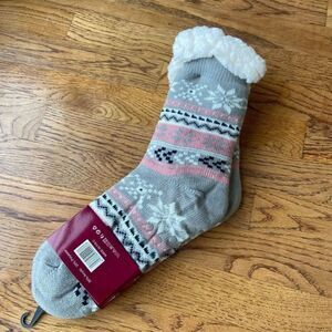𝅺THERMAL cozy fuzzy socks 
new with tags‎ 
size 9-11